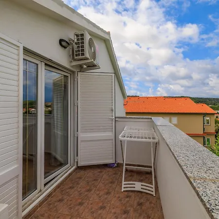 Anica J * לופאר