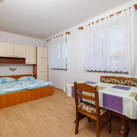 Anica J Appartement Lopar