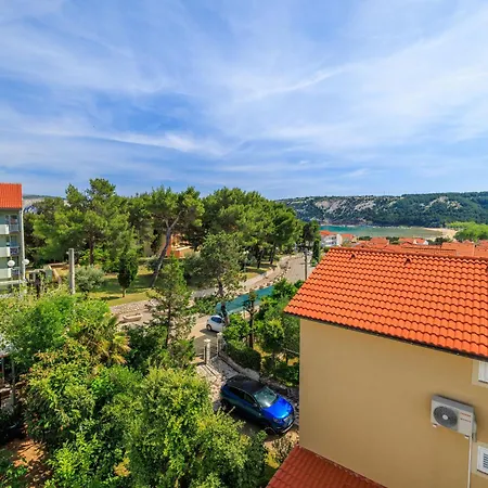 Anica J לופאר