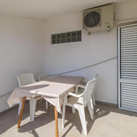 Anica J Appartement Lopar